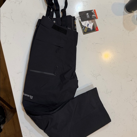 🎿Mountain Hardwear Gore-Tex Pro Pants. For your winter weather activities.
⛷️🏂 - Picture 2 of 16